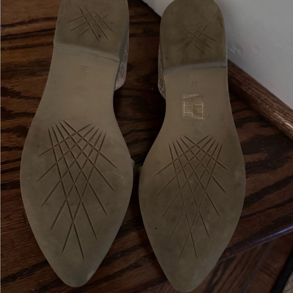 Bueno Women's Light Pink Shimmering Flats - Picture 7 of 9